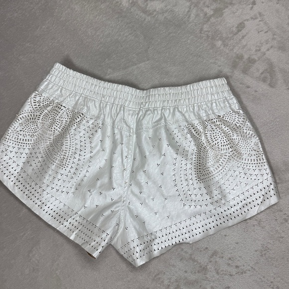 Blank NYC Faux Leather Silver Laser Cut Floral Elastic Waist Shorts Size 25 - Picture 12 of 16